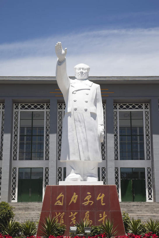 东方人,一个人,无人,高楼大厦,站,举,笑,微笑,竖图,室外,白天,正面,旅游,度假,办公楼,标志建筑,大厦,地标,建筑,摩天大楼,写字楼,雕塑,中国,亚洲,仅一个男性,仅一个人,仅一个中年男性,阴影,服装,艺术,装饰,光线,毛泽东,标志,雕刻,雕像,文字,影子,字符,云,云朵,云彩,挥手,注视,黄种人,娱乐,标识,建设,再见,衣服,蓝色,白色,白云,蓝天,天空,阳光,工艺品,楼宇,天,观察,看,手势,托,站着,招手,享受,休闲,汉字,旅游胜地,商务楼,放松,服饰,主席,晴朗,告别,观看,纪念,美术,察看,领导,衣着,穿着,关注,中文,主题,摆动,陈列,毛主席,东亚,离别,青海,青海省,原子城,金银滩,中华人民共和国,功能,美学,国文,华文,辞行,西北地区,青,海北,海北州,海北藏族自治州,二十八画生,润之,诗人,石三伢子,咏芝,革命家,理论家,首脑,战略家,衣饰,男人,男性,中年男性,亚洲人,晴空,举起,举手,举着,向上举,向上伸,向上托,站立,彩图,全身,大楼,高层建筑,高楼,摩天楼,金银滩草原,打手势,青海原子城