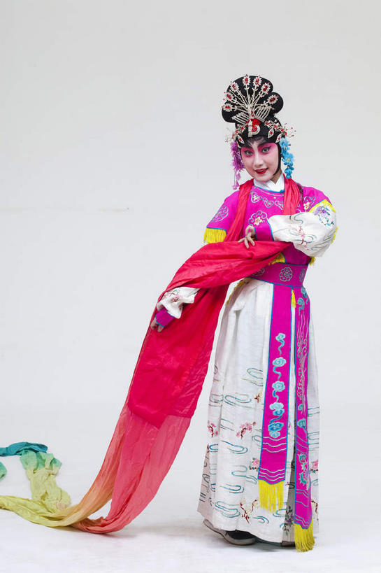 东方人,一个人,演员,站,笑,微笑,竖图,室内,白天,白色背景,正面,民族服装,化妆,亚洲,仅一个年轻女性,仅一个女性,仅一个人,握,服装,装饰,丝绸,丝带,头饰,缎带,注视,黄种人,文化,发簪,绸带,衣服,粉色,彩妆,发饰,饰品,观察,看,站着,大衣,握着,摄影,服饰,影棚,观看,华丽,修饰,点缀,察看,衣着,穿着,关注,中国文化,摄影棚,表演服,演出服,京剧,配饰,戏曲,国粹,皮黄,衬托,美观,雅致,雅观,簪子,衣饰,道具服,年轻女性,女人,女性,亚洲人,站立,彩图,全身,影棚拍摄,传统服装,民俗服,拍摄,京剧服饰,国剧,京戏,平剧,中国戏曲,传统文化,天女,神女,舞台妆,京剧演员