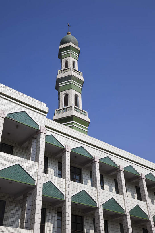 无人,竖图,室外,白天,仰视,旅游,度假,名胜古迹,标志建筑,地标,建筑,中国,亚洲,一排,许多,阴影,节日,遗迹,整齐,并列,并排,光线,影子,柱子,墙,很多,古迹,文化,文物,娱乐,建设,古建筑,墙壁,墙面,排列,蓝色,蓝天,天空,阳光,天,祈祷,享受,休闲,健康,旅游胜地,放松,许愿,宗教,信仰,晴朗,纪念,祈求,伊斯兰教,队列,清真寺,平行,古文明,东亚,青海,青海省,西宁,东关清真大寺,万里无云,中华人民共和国,省会,西北地区,西宁市,青,平安,晴空,晴空万里,彩图,低角度拍摄,城东区,东关大街