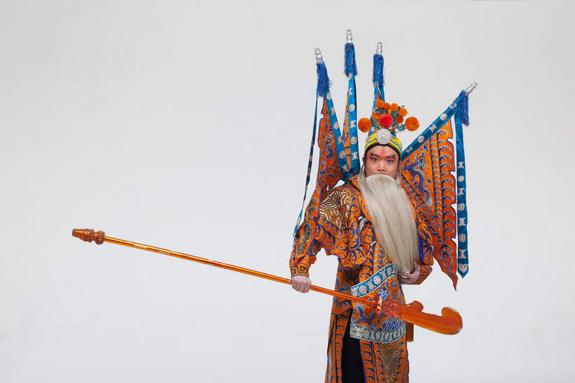 东方人,胡须,一个人,演员,站,横图,室内,白天,白色背景,正面,民族服装,化妆,竞争,旗帜,亚洲,仅一个男性,仅一个人,仅一个中年男性,一把,对抗,握,服装,冲突,头饰,注视,黄种人,破坏,文化,旗子,衣服,白色,彩妆,发夹,发饰,夹子,观察,看,站着,橙色,大衣,武器,战争,握着,摄影,服饰,影棚,观看,损坏,察看,攻击,威胁,衣着,穿着,对立,关注,矛盾,中国文化,摄影棚,兵器,防御,表演服,演出服,京剧,将军,戏曲,国粹,皮黄,敌对,挫败,斗争,抗拒,抗衡,杀伤,威慑,旌旗,旗号,衣饰,将领,道具服,危险,男人,男性,中年男性,亚洲人,胡子,络腮胡,站立,半身,彩图,影棚拍摄,传统服装,民俗服,拍摄,京剧服饰,国剧,京戏,平剧,中国戏曲,传统文化,关内侯,后将军,汉升,黄忠,舞台妆,京剧演员