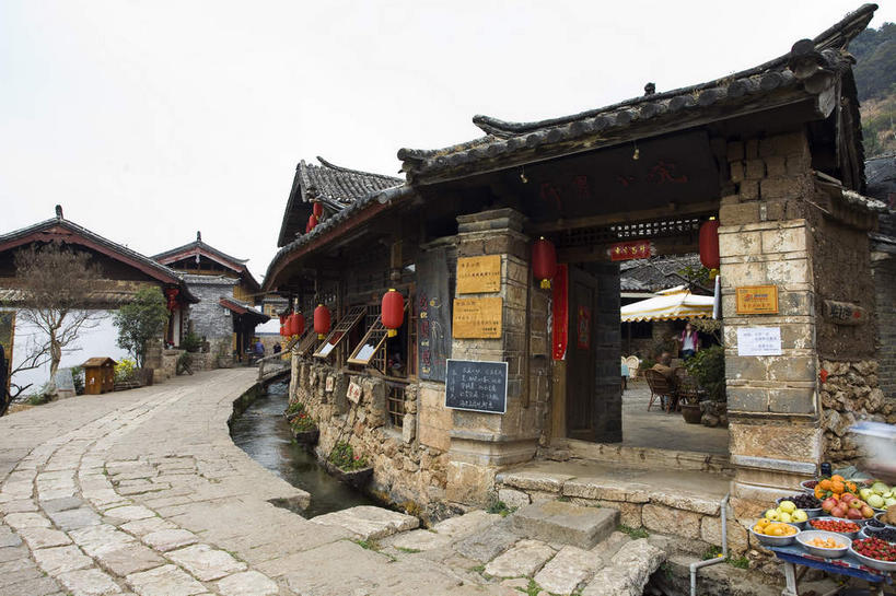 无人,家,横图,室外,白天,正面,旅游,度假,名胜古迹,山,山脉,植物,桌面,桌子,标志建筑,地标,建筑,水果,照明,丽江,中国,亚洲,一堆,许多,堆叠,堆积,新鲜,遗迹,灯笼,瓦片,纸灯笼,房屋,屋子,山峰,小巷,生食,食品,果实,山峦,很多,瓦,古迹,文物,娱乐,建设,古建筑,楼房,弄堂,云南,住宅,树,树木,食物,巷子,红色,绿色,天空,自然,灯具,群山,天,享受,休闲,旅游胜地,放松,建造,有机食品,绿色食品,生长,成长,堆,照亮,照明设备,古文明,东亚,屋瓦,云南省,丽江古城,中华人民共和国,西南地区,滇,丽江市,彩图,房子,大研古城,丽江古镇,束河,束河古镇