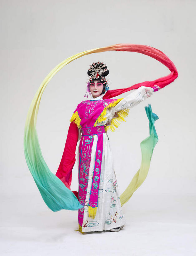 东方人,一个人,演员,站,举,竖图,室内,白天,白色背景,正面,民族服装,化妆,亚洲,仅一个年轻女性,仅一个女性,仅一个人,服装,装饰,丝绸,丝带,头饰,缎带,注视,黄种人,文化,发簪,绸带,衣服,粉色,彩妆,发饰,饰品,观察,看,托,站着,大衣,摄影,服饰,影棚,观看,舞动,华丽,修饰,点缀,察看,挥舞,衣着,穿着,关注,中国文化,摄影棚,表演服,演出服,京剧,配饰,戏曲,国粹,皮黄,衬托,美观,雅致,雅观,簪子,衣饰,道具服,年轻女性,女人,女性,亚洲人,举起,举手,举着,向上举,向上伸,向上托,站立,彩图,全身,影棚拍摄,传统服装,民俗服,拍摄,京剧服饰,国剧,京戏,平剧,中国戏曲,传统文化,天女,神女,舞台妆,京剧演员