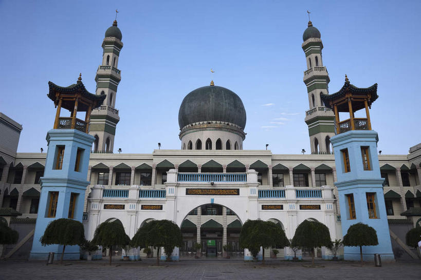 无人,横图,室外,白天,仰视,旅游,度假,名胜古迹,植物,标志建筑,地标,建筑,中国,亚洲,一排,许多,节日,遗迹,整齐,并列,并排,柱子,很多,古迹,文化,文物,娱乐,建设,古建筑,树,树木,排列,蓝色,绿色,蓝天,天空,自然,天,祈祷,享受,休闲,健康,旅游胜地,放松,许愿,宗教,信仰,生长,晴朗,成长,纪念,祈求,伊斯兰教,队列,清真寺,平行,古文明,东亚,青海,青海省,西宁,东关清真大寺,万里无云,中华人民共和国,省会,西北地区,西宁市,青,平安,晴空,晴空万里,彩图,低角度拍摄,城东区,东关大街