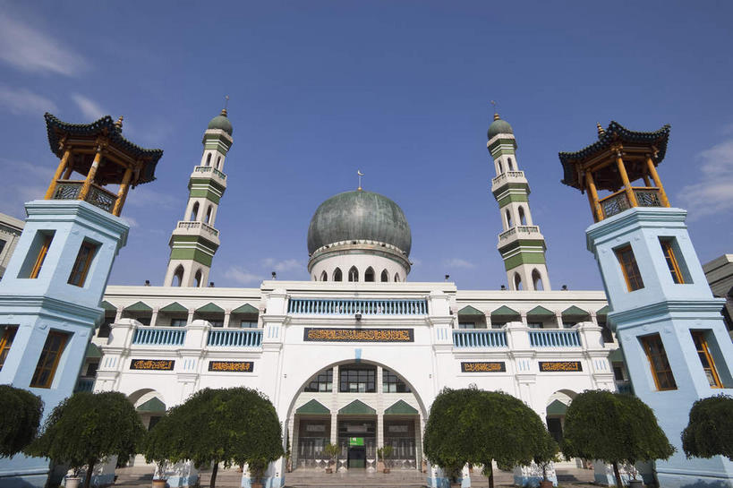 无人,横图,室外,白天,仰视,旅游,度假,名胜古迹,植物,标志建筑,道路,地标,建筑,路,公路,中国,亚洲,阴影,节日,遗迹,光线,影子,墙,屋顶,云,云朵,交通,云彩,顶棚,古迹,文化,文物,娱乐,建设,古建筑,墙壁,墙面,树,树木,蓝色,绿色,白色,白云,蓝天,天空,阳光,自然,天,祈祷,享受,休闲,健康,旅游胜地,放松,许愿,宗教,信仰,生长,晴朗,成长,纪念,祈求,伊斯兰教,清真寺,古文明,东亚,青海,青海省,西宁,东关清真大寺,中华人民共和国,省会,西北地区,西宁市,青,平安,晴空,马路,彩图,低角度拍摄,城东区,东关大街