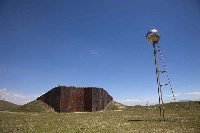 无人,横图,室外,白天,仰视,旅游,度假,草地,草原,美景,山,山脉,植物,雕塑,中国,亚洲,阴影,艺术,装饰,光线,结构,雕刻,雕像,影子,景观,旷野,山峰,云,云朵,山峦,构造,云彩,娱乐,草,蓝色,绿色,白云,蓝天,天空,阳光,自然,工艺品,群山,天,享受,休闲,景色,放松,晴朗,纪念,美术,布局,自然风光,原野,主题,陈列,东亚,青海,青海省,原子城,金银滩,中华人民共和国,功能,美学,西北地区,青,海北,海北州,海北藏族自治州,晴空,彩图,低角度拍摄,金银滩草原,青海原子城
