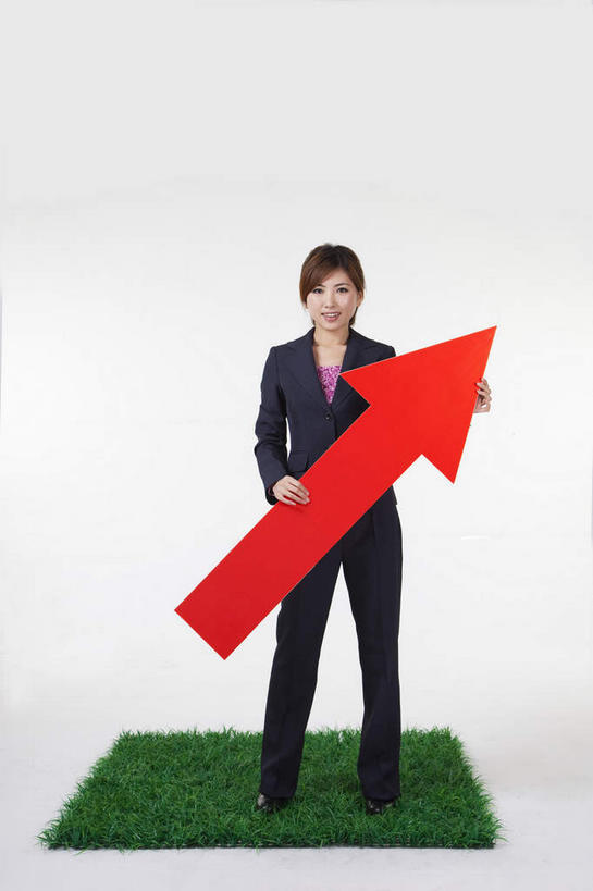 东方人,一个人,商务人士,商务女性,站,笑,微笑,露齿笑,竖图,室内,白天,正面,草地,草坪,植物,亚洲,仅一个年轻女性,仅一个女性,仅一个人,握,灰色背景,套装,拿,拿着,注视,黄种人,方向,箭头,草,一个,红色,绿色,草皮,观察,看,站着,握着,摄影,影棚,单个,观看,察看,指向,关注,摄影棚,商务装,工薪阶层,簇,人造草皮,年轻女性,女人,女性,亚洲人,白领,上班族,站立,彩图,全身,影棚拍摄,拍摄