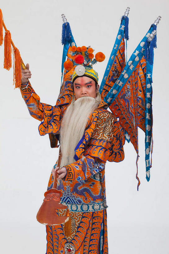 东方人,胡须,一个人,演员,站,举,竖图,室内,白天,正面,民族服装,化妆,亚洲,仅一个男性,仅一个人,仅一个中年男性,表演,灰色背景,服装,头饰,注视,黄种人,文化,扮演,衣服,白色,彩妆,观察,看,手势,托,站着,橙色,大衣,摄影,服饰,影棚,观看,察看,演出,衣着,穿着,关注,中国文化,摄影棚,戏剧,表演服,演出服,京剧,将军,戏曲,国粹,皮黄,衣饰,将领,道具服,男人,男性,中年男性,亚洲人,胡子,络腮胡,举起,举手,举着,向上举,向上伸,向上托,站立,半身,彩图,影棚拍摄,传统服装,民俗服,拍摄,京剧服饰,国剧,京戏,平剧,中国戏曲,传统文化,关内侯,后将军,汉升,黄忠,舞台妆,京剧演员