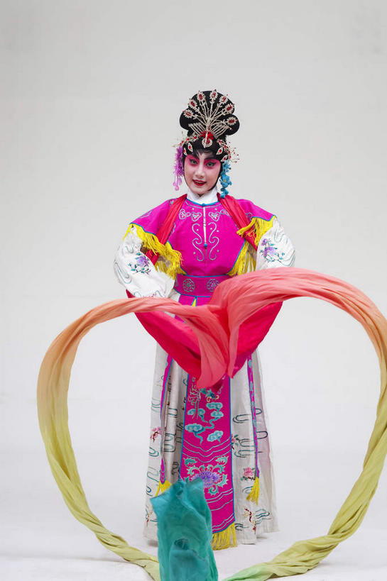 东方人,一个人,演员,站,竖图,室内,白天,正面,民族服装,化妆,亚洲,仅一个年轻女性,仅一个女性,仅一个人,表演,灰色背景,服装,装饰,头饰,注视,黄种人,文化,扮演,衣服,彩妆,发饰,饰品,观察,看,站着,摄影,服饰,影棚,观看,华丽,修饰,点缀,察看,演出,衣着,穿着,关注,中国文化,摄影棚,戏剧,表演服,演出服,京剧,特技,配饰,戏曲,国粹,皮黄,衬托,美观,雅致,雅观,衣饰,道具服,年轻女性,女人,女性,亚洲人,站立,彩图,全身,影棚拍摄,传统服装,民俗服,拍摄,京剧服饰,国剧,京戏,平剧,中国戏曲,传统文化,天女,神女,水袖,舞台妆,京剧演员