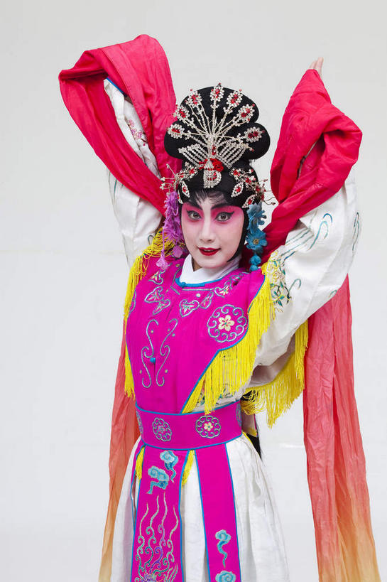 东方人,一个人,演员,站,举,竖图,室内,白天,正面,民族服装,化妆,亚洲,仅一个年轻女性,仅一个女性,仅一个人,表演,灰色背景,服装,装饰,头饰,注视,黄种人,文化,扮演,衣服,彩妆,发饰,饰品,观察,看,托,站着,摄影,服饰,影棚,观看,华丽,修饰,点缀,察看,演出,衣着,穿着,关注,中国文化,摄影棚,戏剧,表演服,演出服,京剧,特技,配饰,戏曲,国粹,皮黄,衬托,美观,雅致,雅观,衣饰,道具服,年轻女性,女人,女性,亚洲人,举起,举手,举着,向上举,向上伸,向上托,站立,半身,彩图,影棚拍摄,传统服装,民俗服,拍摄,京剧服饰,国剧,京戏,平剧,中国戏曲,传统文化,天女,神女,水袖,舞台妆,京剧演员