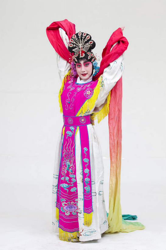 东方人,一个人,演员,站,举,竖图,室内,白天,正面,民族服装,化妆,亚洲,仅一个年轻女性,仅一个女性,仅一个人,表演,灰色背景,服装,装饰,头饰,注视,黄种人,文化,扮演,衣服,彩妆,发饰,饰品,观察,看,托,站着,摄影,服饰,影棚,观看,华丽,修饰,点缀,察看,演出,衣着,穿着,关注,中国文化,摄影棚,戏剧,表演服,演出服,京剧,特技,配饰,戏曲,国粹,皮黄,衬托,美观,雅致,雅观,衣饰,道具服,年轻女性,女人,女性,亚洲人,举起,举手,举着,向上举,向上伸,向上托,站立,彩图,全身,影棚拍摄,传统服装,民俗服,拍摄,京剧服饰,国剧,京戏,平剧,中国戏曲,传统文化,天女,神女,水袖,舞台妆,京剧演员