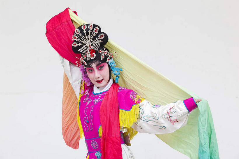 东方人,一个人,演员,站,举,横图,室内,白天,正面,民族服装,化妆,亚洲,仅一个年轻女性,仅一个女性,仅一个人,表演,灰色背景,服装,装饰,头饰,注视,黄种人,文化,扮演,衣服,彩妆,发饰,饰品,观察,看,托,站着,摄影,服饰,影棚,观看,华丽,修饰,点缀,察看,演出,衣着,穿着,关注,中国文化,摄影棚,戏剧,表演服,演出服,京剧,特技,配饰,戏曲,国粹,皮黄,衬托,美观,雅致,雅观,衣饰,道具服,年轻女性,女人,女性,亚洲人,举起,举手,举着,向上举,向上伸,向上托,站立,半身,彩图,影棚拍摄,传统服装,民俗服,拍摄,京剧服饰,国剧,京戏,平剧,中国戏曲,传统文化,天女,神女,水袖,舞台妆,京剧演员