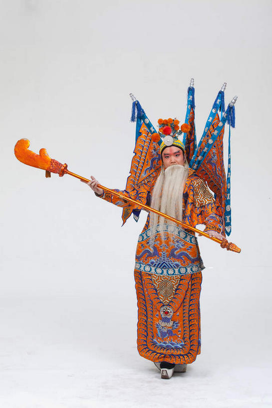 东方人,胡须,一个人,演员,站,竖图,室内,白天,正面,民族服装,化妆,竞争,亚洲,仅一个男性,仅一个人,仅一个中年男性,一把,表演,对抗,握,灰色背景,服装,冲突,头饰,刀具,拿,拿着,注视,黄种人,破坏,文化,扮演,衣服,白色,彩妆,刀,观察,看,站着,橙色,大衣,武器,战争,握着,摄影,服饰,影棚,观看,损坏,察看,演出,攻击,威胁,衣着,穿着,对立,关注,矛盾,中国文化,摄影棚,兵器,戏剧,防御,表演服,演出服,京剧,将军,戏曲,国粹,皮黄,敌对,挫败,斗争,抗拒,抗衡,杀伤,威慑,衣饰,将领,道具服,危险,男人,男性,中年男性,亚洲人,胡子,络腮胡,站立,彩图,全身,影棚拍摄,传统服装,民俗服,拍摄,京剧服饰,国剧,京戏,平剧,中国戏曲,传统文化,关内侯,后将军,汉升,黄忠,舞台妆,京剧演员