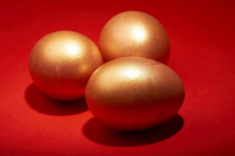 无人,横图,俯视,室内,特写,白天,静物,阴影,红色背景,反射,影子,蛋,三个,金色,金融,理财,摄影,影棚,经济,摄影棚,金蛋,流通,贸易,卵,彩图,高角度拍摄,影棚拍摄,拍摄