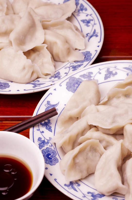 面食,无人,竖图,俯视,室内,特写,白天,中餐,纯洁,餐桌,筷子,桌子,餐具,一堆,一双,许多,阴影,堆叠,堆积,反射,碟子,盘,影子,陶瓷,醋,调料,料理,食品,饺子,面点,陶瓷制品,调味品,很多,调味料,文化,传统,小吃,食物,三个,白色,盘子,容器,碟,碗,中式,餐台,储藏,堆,礼节,储存,礼仪,水饺,烂漫,无邪,食醋,苦酒,醯,天真,进餐用具,彩图,高角度拍摄,贮存