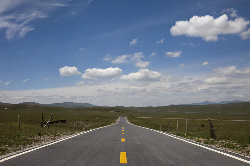 无人,横图,室外,白天,正面,消失点,旅游,度假,草地,草坪,美景,植物,道路,高速公路,路,公路,中国,亚洲,阴影,光线,影子,景观,云,云朵,分界线,停车线,交通,云彩,娱乐,草,黄色,蓝色,绿色,白云,蓝天,天空,阳光,自然,天,享受,休闲,景色,放松,晴朗,车行道,车行道分界线,自然风光,标线,东亚,车行线,青海,青海省,原子城,金银滩,中华人民共和国,西北地区,青,海北,海北州,海北藏族自治州,晴空,马路,彩图,没影点,灭点,金银滩草原,高等级公路,青海原子城