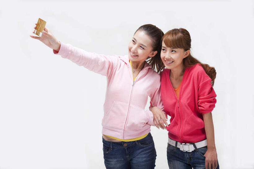 东方人,两个人,伙伴,朋友,站,举,笑,微笑,露齿笑,横图,室内,白天,正面,友谊,信用卡,亚洲,一张,勾,挽,握,灰色背景,服装,裤子,拿,拿着,注视,牛仔裤,休闲装,黄种人,腰带,衣服,粉色,观察,看,托,站着,休闲,休闲服,金色,卡,勾着,握着,储蓄卡,摄影,服饰,影棚,观看,皮带,察看,关注,摄影棚,挽着,配饰,裤带,友情,银行卡,年轻女性,女人,女性,亚洲人,举起,举手,举着,向上举,向上伸,向上托,站立,半身,彩图,影棚拍摄,拍摄