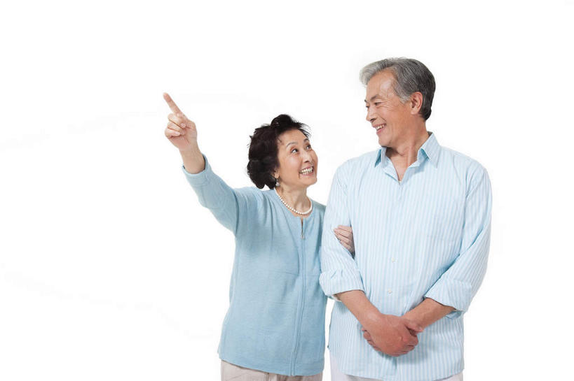 东方人,老年人,两个人,家庭,夫妻,站,举,笑,微笑,露齿笑,横图,室内,白天,白色背景,正面,衬衫,爱情,亚洲,勾,挽,指,服装,浪漫,扭头,注视,休闲装,黄种人,方向,衣服,蓝色,观察,看,手势,托,站着,转头,休闲,温暖,温馨,一家人,休闲服,恩爱,勾着,恋人,摄影,服饰,影棚,观看,和睦,察看,指向,食指,关注,摄影棚,挽着,老年男性,老年女性,男人,男性,女人,女性,亚洲人,夫妇,情侣,举起,举手,举着,向上举,向上伸,向上托,站立,半身,彩图,影棚拍摄,衬衣,拍摄,伴侣,融洽,打手势