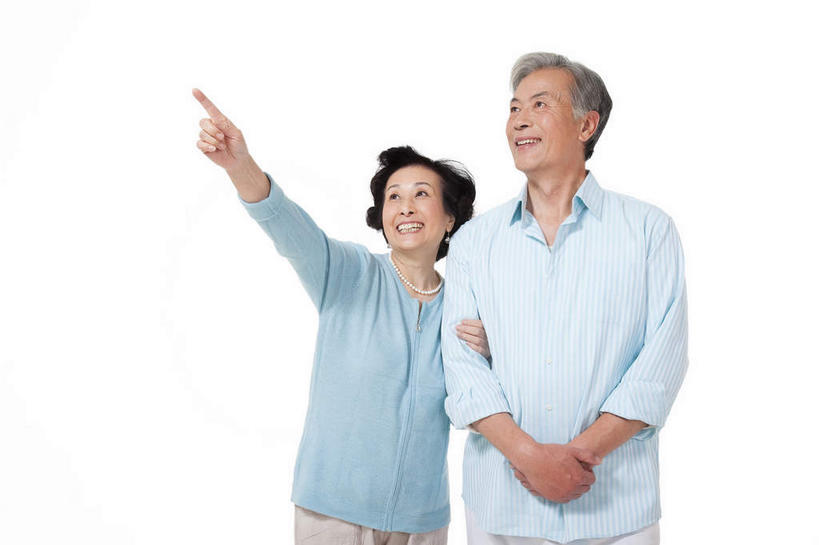 东方人,老年人,两个人,家庭,夫妻,站,举,笑,微笑,露齿笑,横图,室内,白天,白色背景,正面,衬衫,爱情,亚洲,勾,挽,指,服装,浪漫,注视,休闲装,黄种人,方向,衣服,蓝色,观察,看,手势,托,站着,休闲,温暖,温馨,一家人,休闲服,恩爱,勾着,恋人,摄影,服饰,影棚,观看,和睦,察看,指向,食指,关注,摄影棚,挽着,老年男性,老年女性,男人,男性,女人,女性,亚洲人,夫妇,情侣,举起,举手,举着,抬头,向上举,向上伸,向上托,仰头,站立,半身,彩图,影棚拍摄,衬衣,拍摄,伴侣,融洽,打手势