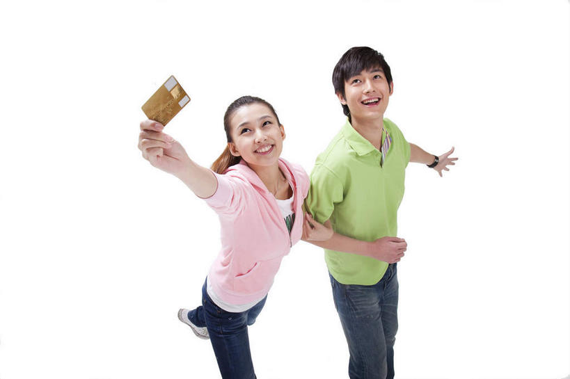 东方人,两个人,站,举,笑,微笑,露齿笑,横图,俯视,室内,白天,白色背景,爱情,信用卡,亚洲,一张,勾,挽,握,服装,裤子,浪漫,拿,拿着,注视,牛仔裤,休闲装,黄种人,衣服,粉色,绿色,观察,看,托,站着,休闲,温暖,温馨,休闲服,金色,连帽衫,卡,恩爱,勾着,握着,储蓄卡,恋人,摄影,服饰,影棚,观看,和睦,察看,关注,摄影棚,帽衫,挽着,银行卡,男人,男性,年轻男性,年轻女性,女人,女性,亚洲人,情侣,举起,举手,举着,抬头,向上举,向上伸,向上托,仰头,站立,半身,彩图,高角度拍摄,影棚拍摄,拍摄,伴侣,融洽