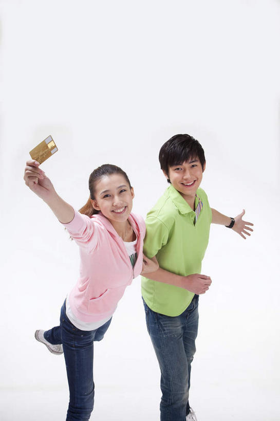 东方人,两个人,站,举,笑,微笑,露齿笑,竖图,俯视,室内,白天,爱情,信用卡,亚洲,一张,勾,挽,握,灰色背景,服装,裤子,浪漫,拿,拿着,注视,牛仔裤,休闲装,黄种人,衣服,粉色,绿色,观察,看,托,站着,休闲,温暖,温馨,休闲服,金色,连帽衫,卡,恩爱,勾着,握着,储蓄卡,恋人,摄影,服饰,影棚,观看,和睦,察看,关注,摄影棚,帽衫,挽着,银行卡,男人,男性,年轻男性,年轻女性,女人,女性,亚洲人,情侣,举起,举手,举着,抬头,向上举,向上伸,向上托,仰头,站立,半身,彩图,高角度拍摄,影棚拍摄,拍摄,伴侣,融洽