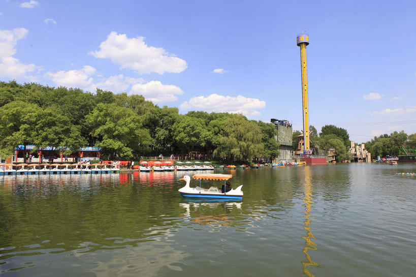 无人,横图,室外,白天,正面,旅游,度假,湖,湖泊,美景,树林,水,植物,船,旗帜,中国,亚洲,一艘,阴影,高大,光线,影子,湖面,景观,水流,水面,云,云朵,塔,宏伟,云彩,娱乐,旗子,树,树木,蓝色,绿色,白云,蓝天,天空,阳光,自然,交通工具,湖水,天,享受,休闲,景色,放松,游乐设施,生长,晴朗,成长,舟,自然风光,载具,脚踏船,东亚,辽宁,辽宁省,沈阳,中华人民共和国,省会,旌旗,旗号,沈阳市,辽,东北地区,高峻,嵬峨,晴空,彩图,棋盘山风景区,沈阳棋盘山国际风景旅游开发区,沈阳世博园,东北,棋盘山,中国东北地区,东北三省,东三省