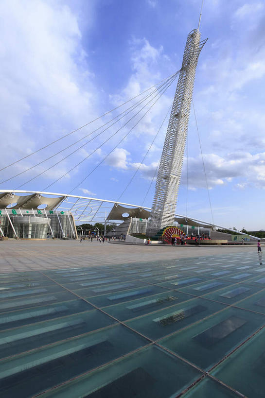 无人,竖图,室外,白天,正面,度假,美景,树林,植物,城市风光,城市,道路,路,公路,旗帜,中国,亚洲,阴影,高大,光线,影子,景观,云,云朵,塔,交通,宏伟,云彩,娱乐,旗子,树,树木,蓝色,绿色,白云,蓝天,天空,阳光,自然,天,享受,休闲,景色,放松,生长,晴朗,成长,东亚,辽宁,辽宁省,沈阳,中华人民共和国,省会,旌旗,旗号,沈阳市,辽,东北地区,高峻,嵬峨,晴空,马路,彩图,棋盘山风景区,沈阳棋盘山国际风景旅游开发区,沈阳世博园,东北,棋盘山,中国东北地区,东北三省,东三省