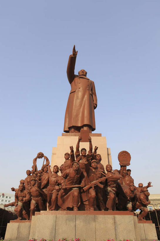 东方人,无人,站,举,竖图,室外,白天,正面,旅游,度假,标志建筑,地标,建筑,雕塑,中国,亚洲,指,阴影,服装,艺术,装饰,光线,毛泽东,雕刻,雕像,影子,许多人,黄种人,方向,娱乐,建设,衣服,蓝色,蓝天,天空,阳光,工艺品,天,手势,托,站着,一群人,享受,休闲,旅游胜地,放松,服饰,主席,晴朗,纪念,美术,领导,指向,衣着,食指,穿着,主题,陈列,毛主席,东亚,辽宁,辽宁省,中山广场,沈阳,万里无云,中华人民共和国,省会,功能,美学,沈阳市,辽,东北地区,二十八画生,润之,诗人,石三伢子,咏芝,革命家,理论家,首脑,战略家,衣饰,男人,男性,女人,女性,中年男性,中年女性,亚洲人,晴空,晴空万里,举起,举手,举着,向上举,向上伸,向上托,站立,彩图,全身,打手势,东北,中国东北地区,东北三省,东三省