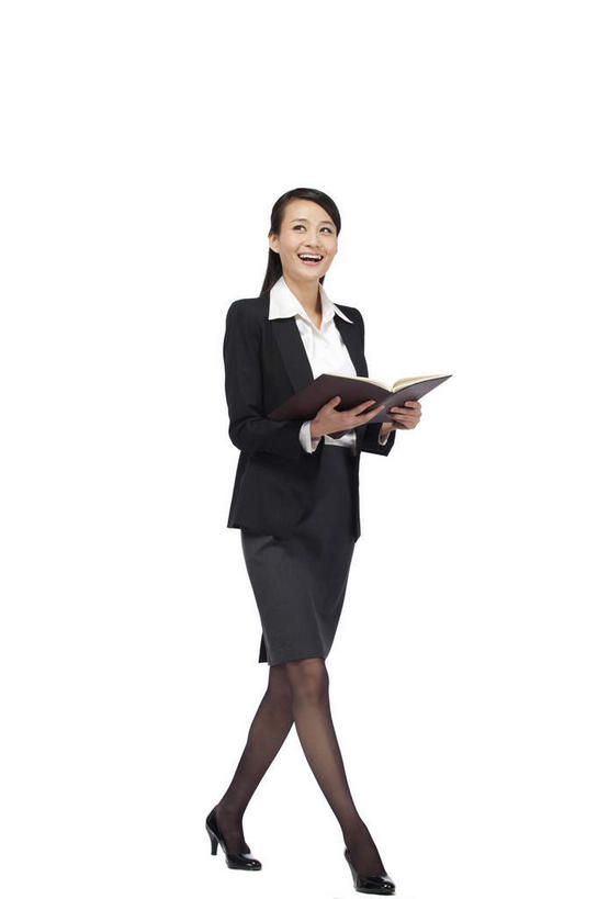 东方人,一个人,商务人士,商务女性,走,笑,微笑,露齿笑,竖图,室内,白天,白色背景,正面,高跟鞋,衬衫,裙子,时尚,鞋子,亚洲,仅一个年轻女性,仅一个女性,仅一个人,一本,握,套装,记事本,拿,拿着,注视,黄种人,袜子,黑色,本子,笔记本,打开,翻开,观察,看,握着,短裙,摄影,影棚,观看,张开双腿,半身裙,丝袜,察看,关注,时髦,摄影棚,商务装,工薪阶层,时兴,掀开,展开双腿,年轻女性,女人,女性,亚洲人,白领,上班族,步行,走路,彩图,全身,影棚拍摄,衬衣,拍摄,伸展双腿