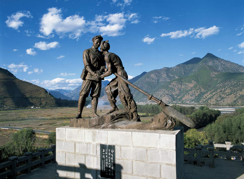 东方人,无人,两个人,同事,站,横图,室外,白天,正面,制服,旅游,度假,成功,合作,团队,集体,信心,美景,森林,山,山脉,树林,植物,帽子,雕塑,丽江,中国,亚洲,握,阴影,艺术,装饰,光线,船桨,雕刻,雕像,影子,景观,山峰,云,云朵,山峦,拿,云彩,拿着,注视,黄种人,娱乐,队伍,云南,树,树木,衣服,蓝色,绿色,白云,蓝天,天空,阳光,自然,工艺品,群山,天,观察,看,站着,享受,休闲,景色,放松,握着,生长,晴朗,成长,观看,纪念,军人,美术,察看,领导,军装,成就,关注,自然风光,主题,军服,合伙,领袖,陈列,东亚,石鼓镇,云南省,中华人民共和国,西南地区,功能,美学,滇,丽江市,玉龙纳西族自治县,男人,男性,年轻男性,亚洲人,晴空,站立,彩图,全身,石鼓镇红军长征纪念碑