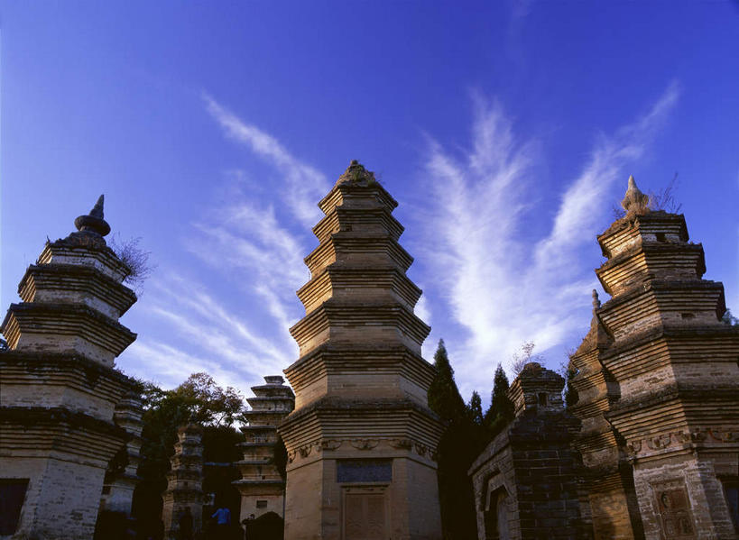 无人,寺庙,横图,室外,白天,仰视,旅游,度假,名胜古迹,标志建筑,地标,建筑,少林寺,嵩山,中国,亚洲,许多,阴影,节日,遗迹,光线,影子,云,云朵,塔,很多,燃烧,云彩,古迹,文化,文物,娱乐,建设,古建筑,宝塔,佛塔,蓝色,白云,蓝天,天空,阳光,香火,庙宇,天,祈祷,享受,休闲,健康,旅游胜地,放松,许愿,宗教,佛教,信仰,晴朗,纪念,祈求,古文明,东亚,中华人民共和国,省会,郑州,郑州市,河南,河南省,豫,华中地区,释教,浮图,浮屠,少室山,嵩山少林寺,太室山,中岳,平安,晴空,彩图,低角度拍摄,庙,寺,塔婆,浮图塔,浮头,佛图