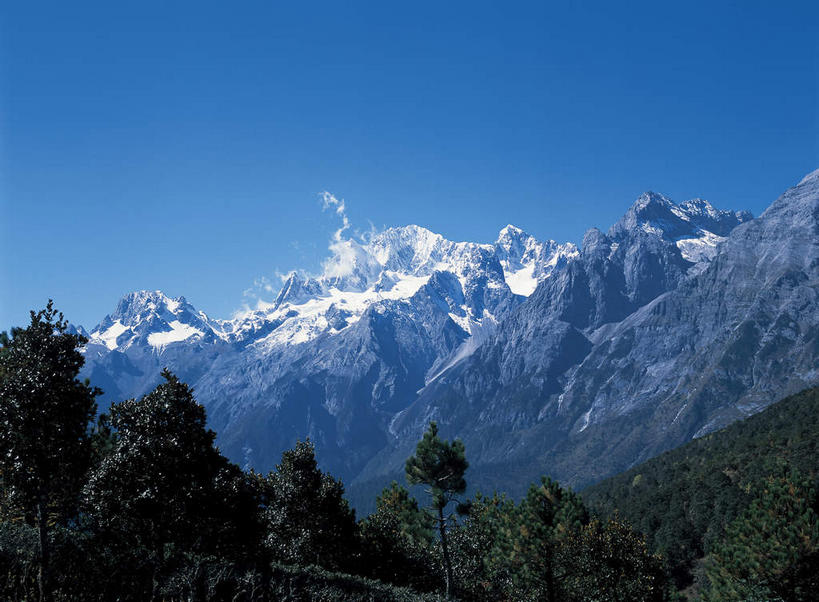 无人,横图,室外,白天,正面,旅游,度假,草地,草坪,美景,山,山脉,植物,丽江,中国,亚洲,阴影,光线,影子,景观,山峰,云,云朵,山峦,云彩,娱乐,云南,草,树,树木,玉龙雪山,蓝色,绿色,白云,蓝天,天空,阳光,自然,群山,天,享受,休闲,景色,放松,生长,晴朗,成长,自然风光,东亚,云南省,中华人民共和国,西南地区,滇,丽江市,波石欧鲁,黑白雪山,玉龙纳西族自治县,玉龙山,晴空,彩图