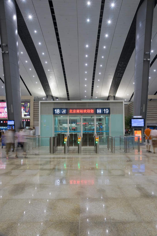无人,栏杆,火车站,竖图,室内,白天,正面,旅游,度假,显示器,天花板,标志建筑,地标,建筑,车站,照明,北京,中国,亚洲,瓷砖,地砖,屏幕,墙,围栏,灯光,地面,站台,首都,娱乐,显示屏,建设,护栏,顶灯,月台,墙壁,墙面,灯,灯具,享受,休闲,旅游胜地,放松,照亮,照明设备,输出设备,东亚,中华人民共和国,北京市,京,北平,华北地区,彩图,铁路车站,铁路站,北京南站