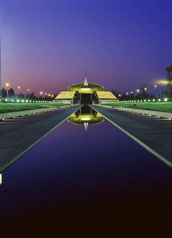 无人,竖图,室外,夜晚,正面,旅游,度假,湖,湖泊,水,标志建筑,地标,建筑,路灯,照明,北京,中国,亚洲,一排,许多,整齐,湖面,水流,水面,灯光,首都,很多,娱乐,建设,灯,排列,蓝色,倒影,蓝天,天空,湖水,天,享受,休闲,旅游胜地,放松,照亮,倒映,照明设备,队列,东亚,中华人民共和国,北京市,京,北平,华北地区,西城区,反照,彩图,西长安街,中华世纪坛