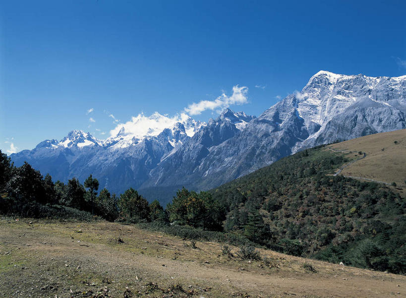 无人,横图,室外,白天,正面,旅游,度假,石头,美景,森林,山,山脉,树林,峡谷,雪,雪山,植物,大雪,丽江,中国,亚洲,阴影,枯萎,光线,纹路,石子,纹理,影子,冰,积雪,景观,山峰,雪景,云,云朵,冬季,冬天,枯草,山谷,山峦,云彩,娱乐,云南,草,树,树木,玉龙雪山,黄色,蓝色,绿色,白云,蓝天,天空,阳光,自然,群山,天,享受,休闲,景色,放松,寒冷,生长,晴朗,成长,连绵,冰冷,绵延,岩层,自然风光,山岭,东亚,云南省,肌理,中华人民共和国,西南地区,严寒,冰凉,酷寒,凛冽,凛凛,极冷,滇,丽江市,联贯,波石欧鲁,黑白雪山,玉龙纳西族自治县,玉龙山,石块,岩石,晴空,彩图