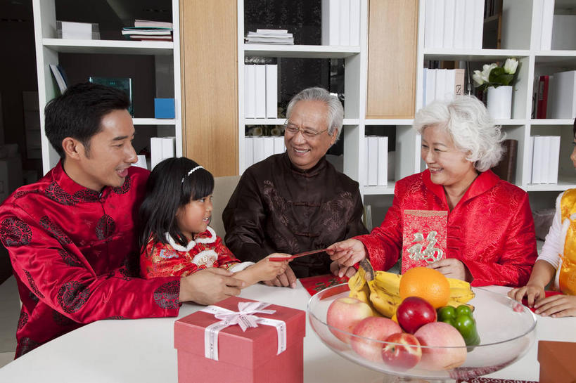 东方人,儿童,老年人,夫妻,母亲,父亲,女儿,祖母,祖父,三代同堂,坐,笑,微笑,露齿笑,竖图,室内,白天,正面,民族服装,爱情,纯洁,柜子,桌子,苹果,香蕉,餐具,礼盒,礼物,书籍,水果,亚洲,五个人,一堆,一排,许多,握,堆叠,堆积,风俗,新鲜,整齐,装饰,民俗,碟子,盘,丝绸,丝带,头饰,眼镜,纸盒,生食,食品,果实,缎带,很多,许多人,浪漫,拿,拿着,扭头,注视,黄种人,祖孙三代,绸带,盒子,食物,排列,小孩,包装盒,盘子,发箍,发饰,饰品,礼品盒,书本,橱柜,碟,书柜,观察,看,转头,一群人,温暖,温馨,父女,母女,书橱,恩爱,父爱,恭喜,可爱,母爱,童年,童趣,握着,恋人,红包,礼品,有机食品,绿色食品,奶奶,爷爷,头箍,观看,祖孙,老花镜,堆,华丽,修饰,点缀,和睦,察看,储存,队列,关注,祝贺,发卡,童真,祝愿,烂漫,无邪,配饰,外婆,外孙女,外祖母,外公,外祖父,衬托,美观,雅致,雅观,民风,习气,远视眼镜,储备,习惯,蕴藏,贮备,红封包,天真,老年男性,老年女性,男人,男性,年轻男性,年轻女性,女孩,女人,女性,亚洲人,孩子,年轻人,夫妇,情侣,全家福,孙女,书,图书,甘蕉,坐着,半身,彩图,传统服装,民俗服,伴侣,唐装,融洽,贮存,女生,爸爸,多代同堂,妈妈