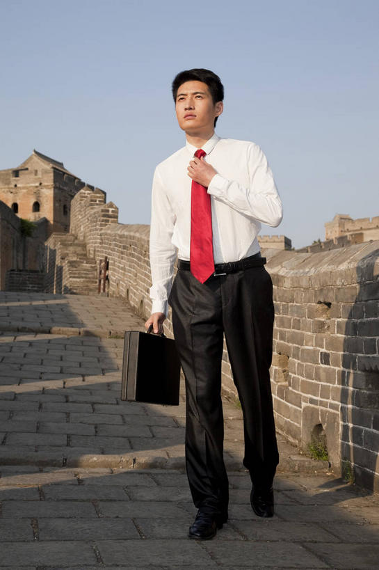 东方人,一个人,商务人士,商务男性,走,笑,微笑,竖图,室外,白天,正面,衬衫,旅游,度假,名胜古迹,标志建筑,地标,建筑,北京,长城,中国,亚洲,仅一个男性,仅一个人,握,阴影,套装,遗迹,光线,包,公文包,影子,墙,云,云朵,领带,首都,拿,云彩,拎,拿着,注视,黄种人,古迹,文物,娱乐,建设,城墙,古建筑,墙壁,墙面,仅一个年轻男性,蓝色,白云,蓝天,天空,阳光,天,观察,看,享受,休闲,旅游胜地,放松,握着,晴朗,公事包,观看,坚硬,察看,象征,庄重,关注,万里长城,商务装,身份,防御,工薪阶层,古文明,东亚,中华人民共和国,北京市,京,北平,华北地区,正式,地位,河北,河北省,冀,密云县,承德,承德市,坚固,金山岭长城,金山岭,滦平县,男人,男性,年轻男性,亚洲人,白领,上班族,晴空,步行,散步,走路,彩图,全身,衬衣,拎着,密云