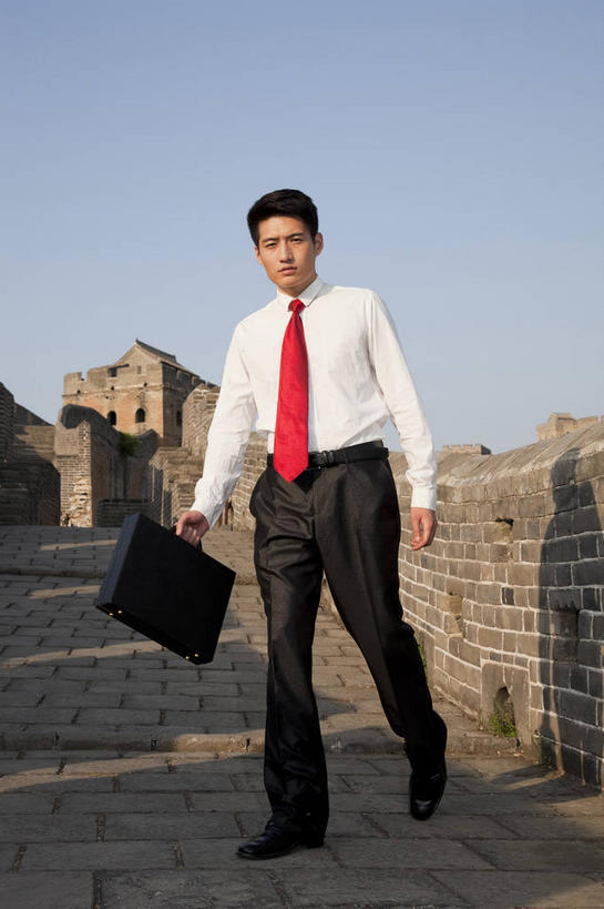 东方人,一个人,商务人士,商务男性,走,笑,微笑,竖图,室外,白天,正面,衬衫,旅游,度假,名胜古迹,标志建筑,地标,建筑,北京,长城,中国,亚洲,仅一个男性,仅一个人,握,阴影,套装,遗迹,光线,包,公文包,影子,墙,领带,首都,拿,拎,拿着,注视,黄种人,古迹,文物,娱乐,建设,城墙,古建筑,墙壁,墙面,仅一个年轻男性,蓝色,蓝天,天空,阳光,天,观察,看,享受,休闲,旅游胜地,放松,握着,晴朗,公事包,观看,坚硬,察看,象征,庄重,关注,万里长城,商务装,身份,防御,工薪阶层,古文明,东亚,万里无云,中华人民共和国,北京市,京,北平,华北地区,正式,地位,河北,河北省,冀,密云县,承德,承德市,坚固,金山岭长城,金山岭,滦平县,男人,男性,年轻男性,亚洲人,白领,上班族,晴空,晴空万里,步行,散步,走路,彩图,全身,衬衣,拎着,密云