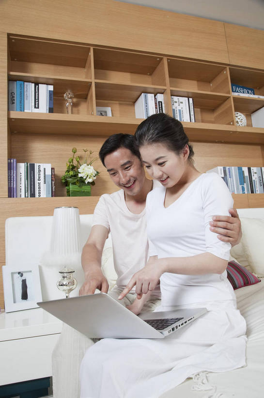 东方人,两个人,家庭,夫妻,坐,抱,笑,微笑,露齿笑,横图,室内,白天,正面,T恤衫,爱情,电脑,笔记本电脑,树林,植物,窗帘,柜子,卧室,花瓶,相框,照明,亚洲,一排,许多,指,服装,整齐,装饰,盛开,网络,边框,陶瓷,墙,灯光,防护,陶瓷制品,很多,浪漫,T恤,花蕾,置物架,注视,休闲装,黄种人,方向,通讯设备,架子,墙壁,墙面,灯,花,花瓣,花朵,鲜花,树,树木,排列,衣服,绿色,自然,帘子,瓶子,床头柜,灯具,花苞,花蕊,低头,观察,看,靠,靠着,手势,倚靠,休闲,温暖,温馨,一家人,休闲服,遮阳,恩爱,恋人,服饰,生长,成长,抱着,观看,保护,华丽,修饰,一台,照亮,点缀,和睦,察看,无线,搂着,倚着,指向,食指,照明设备,储存,队列,关注,床头灯,通信设备,无线网络,陈列架,无线上网,便携式电脑,衬托,美观,雅致,雅观,垂头,搁架,储备,蕴藏,贮备,手提电脑,男人,男性,年轻男性,年轻女性,女人,女性,亚洲人,年轻人,夫妇,情侣,搂,搂抱,坐着,半身,彩图,睡房,卧房,伴侣,融洽,贮存,打手势,框子