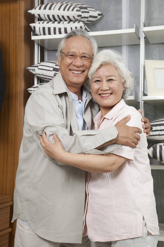 东方人,老年人,两个人,家庭,夫妻,站,抱,笑,微笑,露齿笑,竖图,室内,白天,侧面,衬衫,爱情,靠垫,衣帽间,亚洲,梳妆,眼镜,墙,靠枕,浪漫,置物架,注视,黄种人,架子,墙壁,墙面,垫子,枕头,观察,看,靠,靠着,倚靠,站着,温暖,温馨,一家人,恩爱,恋人,抱着,观看,老花镜,和睦,察看,搂着,倚着,更衣,储存,关注,收纳,陈列架,搁架,远视眼镜,老年男性,老年女性,男人,男性,女人,女性,亚洲人,夫妇,情侣,怀抱,搂,搂抱,相抱,拥抱,站立,半身,彩图,衬衣,伴侣,融洽