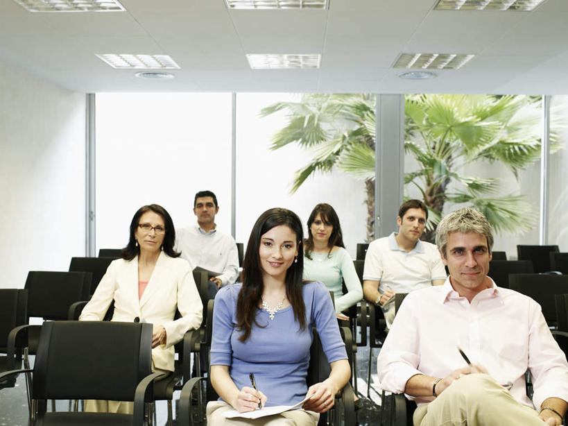 西方人,伙伴,朋友,商务人士,商务男性,商务女性,坐,笑,微笑,横图,室内,白天,正面,衬衫,友谊,合作,团队,植物,窗户,落地窗,椅子,照明,欧洲,欧洲人,一排,许多,握,套装,整齐,笔,墙,灯光,办公用品,记事本,很多,许多人,二郎腿,拿,拿着,注视,顶灯,玻璃窗,墙壁,墙面,灯,文具,树,树木,排列,绿色,自然,本子,笔记本,学习用品,灯具,观察,看,一群人,战略,握着,生长,成长,观看,翘,文具用品,照亮,察看,照明设备,队列,关注,商务装,工薪阶层,联合,合谋,配合,协作,老年女性,男人,男性,年轻男性,年轻女性,女人,女性,中年男性,白种人,白领,上班族,坐着,半身,彩图,衬衣