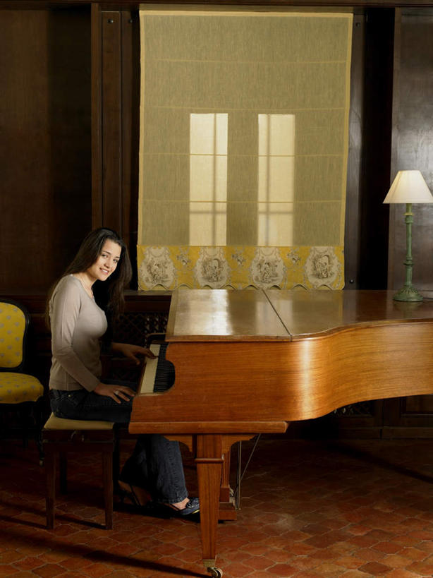 西方人,一个人,坐,竖图,室内,白天,侧面,键盘,窗帘,门,台灯,椅子,照明,欧洲,欧洲人,仅一个年轻女性,仅一个女性,仅一个人,服装,装饰,钢琴,灯光,乐器,弹奏,注视,休闲装,灯,衣服,帘子,灯具,门框,观察,看,休闲,休闲服,遮阳,服饰,观看,华丽,修饰,照亮,点缀,察看,键盘乐器,照明设备,关注,衬托,美观,雅致,雅观,年轻女性,女人,女性,白种人,坐着,彩图,全身