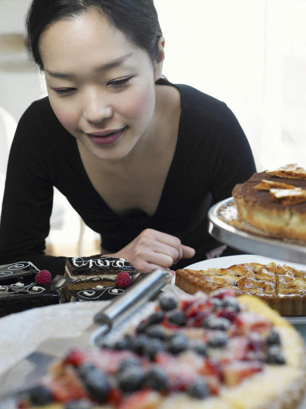 东方人,一个人,站,竖图,室内,白天,正面,烹饪,西餐,餐具,亚洲,仅一个年轻女性,仅一个女性,仅一个人,弯腰,阴影,服装,光线,碟子,工具,盘,影子,料理,食品,披萨,匹萨,棕色,刀具,注视,休闲装,黄种人,菜肴,美食,食物,衣服,阳光,盘子,碟,刀,快餐,观察,看,站着,休闲,休闲服,西式,服饰,佳肴,观看,察看,比萨,关注,餐刀,西式快餐,垃圾食品,意大利薄饼,弯身,年轻女性,女人,女性,亚洲人,站立,半身,彩图