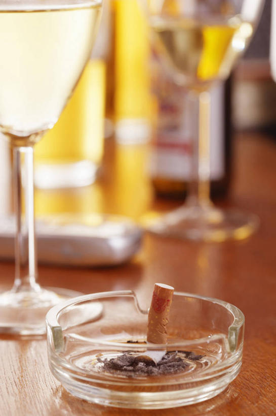 无人,酒吧,竖图,室内,特写,白天,正面,餐桌,桌子,杯子,香烟,玻璃,阴影,朦胧,模糊,反射,高脚杯,影子,酒类,两杯,文化,玻璃制品,酒,饮料,两个,一个,酒杯,鸡尾酒,烟,调酒,单个,餐台,烟灰缸,烟蒂,创造,想象,马提尼,马提尼酒,烟碟,烟盅,鸡尾酒杯,玻璃杯,卷烟,烟草,纸烟,彩图,酒吧间,酒馆,烟屁