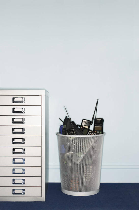 无人,打电话,竖图,室内,白天,正面,柜子,静物,电话,手机,一堆,许多,阴影,堆叠,堆积,环保,反射,影子,墙,垃圾桶,储物柜,通讯设备,墙壁,墙面,一个,容器,能源,单个,储藏,堆,垃圾箱,回收,资源,储存,利用,低碳,循环,持续,储备,蕴藏,贮备,交流,沟通,通话,彩图,贮存