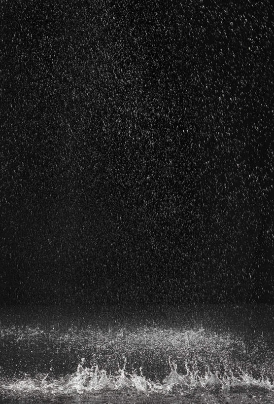 无人,竖图,室外,特写,白天,正面,水,雨,暴雨,大雨,飞溅,黑色背景,溅,液体,水滴,水珠,细雨,喷洒,小雨,彩图