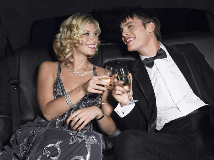 葡萄酒,西方人,两个人,家庭,夫妻,坐,笑,微笑,露齿笑,横图,室内,白天,正面,衬衫,晚礼服,西装,爱情,奢侈,快乐,汽车,杯子,欧洲,欧洲人,握,套装,正装,庆祝,高脚杯,领结,浪漫,拿,拿着,注视,职业装,车,玻璃制品,酒,饮料,酒杯,交通工具,轿车,香槟,干杯,观察,看,碰杯,温暖,温馨,一家人,恩爱,交际,友好,诱惑,握着,恋人,观看,庆贺,和睦,察看,象征,庄重,关注,载具,礼仪,身份,敬酒,香槟杯,劝酒,正式,地位,气泡酒,起泡酒,汽酒,男人,男性,年轻男性,女人,女性,中年女性,白种人,年轻人,夫妇,情侣,玻璃杯,坐着,半身,彩图,衬衣,晚宴服,舞会服,洋服,洋装,夜礼服,高兴,欢笑,伴侣,融洽