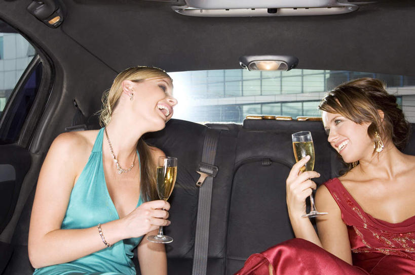 葡萄酒,西方人,两个人,伙伴,朋友,坐,笑,微笑,露齿笑,横图,室内,白天,正面,晚礼服,奢侈,快乐,友谊,汽车,杯子,项链,欧洲,欧洲人,握,高脚杯,浪漫,拿,拿着,注视,车,玻璃制品,酒,装饰品,饮料,红色,绿色,酒杯,饰品,首饰,交通工具,轿车,香槟,观察,看,诱惑,握着,观看,察看,关注,载具,香槟杯,气泡酒,起泡酒,汽酒,友情,年轻女性,女人,女性,白种人,玻璃杯,坐着,半身,彩图,晚宴服,舞会服,洋服,洋装,夜礼服,高兴,欢笑