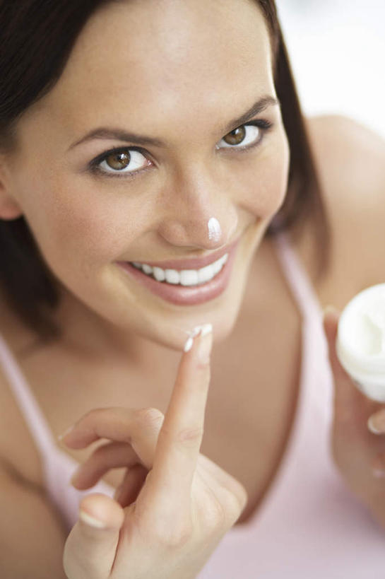 西方人,一个人,笑,微笑,露齿笑,竖图,俯视,室内,白天,化妆,美容,吊带,欧洲,中国,欧洲人,亚洲,仅一个年轻女性,仅一个女性,仅一个人,擦,抚摸,护肤,握,服装,美白,拿,拿着,注视,吊带衫,衣服,化妆品,观察,看,清洁,保养,享受,休闲,放松,去角质,擦拭,握着,保健,服饰,观看,保湿,察看,滋润,衣着,护肤品,化妆用品,穿着,关注,去死皮,舒缓,东亚,养颜,青海,青海省,中华人民共和国,去污,控油,紧肤,嫩肤,祛痘,去痘,祛角质,抗衰,再生,增白,补水,祛斑,抗皱,防皱,除皱,去皱,西北地区,青,玉树州,玉树藏族自治州,衣饰,揩擦,拭,年轻女性,女人,女性,白种人,玉树,半身,彩图,高角度拍摄,轻抚