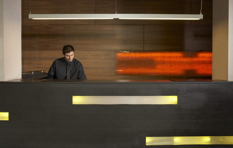 西方人,一个人,前台,服务员,宾馆,站,横图,室内,白天,正面,工作服,制服,桌子,照明,欧洲,欧洲人,仅一个男性,仅一个人,阴影,反射,影子,办公桌,墙,灯光,注视,吊灯,墙壁,墙面,灯,仅一个年轻男性,黑色,灯具,低头,观察,看,站着,服务台,观看,照亮,察看,照明设备,关注,工作制服,接待员,男人,男性,年轻男性,白种人,服务生,侍者,站立,半身,彩图,工作套服,客店,客栈,旅店,旅馆,旅舍,帮助台,呼叫台