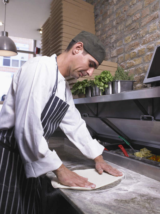 西方人,一个人,厨师,餐厅,站,竖图,室内,白天,侧面,工作服,制服,烹饪,西餐,厨房,桌面,桌子,帽子,欧洲,欧洲人,仅一个男性,仅一个人,仅一个中年男性,弯腰,木制,粉末,面粉,料理,食品,披萨,匹萨,粮食,注视,菜肴,美食,食物,木制品,快餐,低头,观察,看,站着,粉,西式,佳肴,观看,农产品,察看,比萨,关注,厨师帽,西式快餐,垃圾食品,原材料,意大利薄饼,弯身,粉状,垂头,工作制服,男人,男性,中年男性,白种人,厨师长,厨子,大厨,主厨,站立,半身,彩图,工作套服,灶间,餐馆,饭店,饭馆